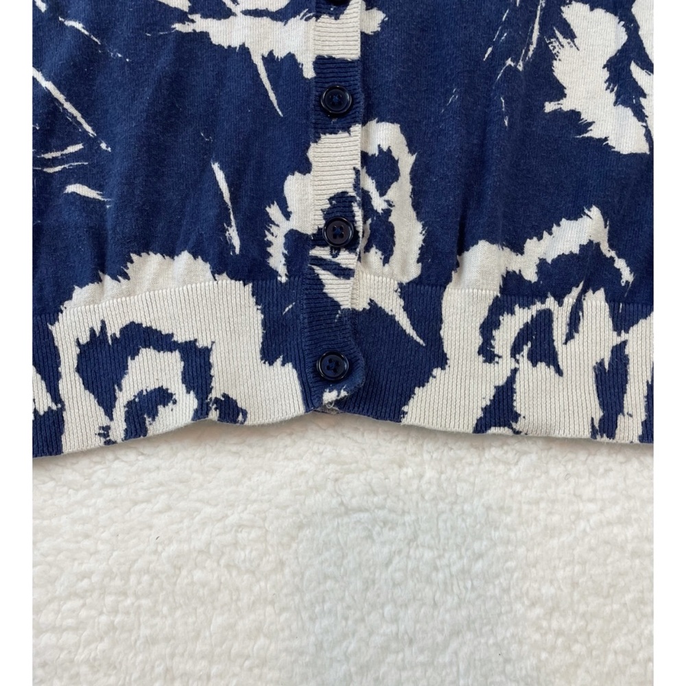 ST. JOHN’S BAY • Blue/White Floral Print V-Neck Long Sleeve Cardigan - Picture 12 of 16